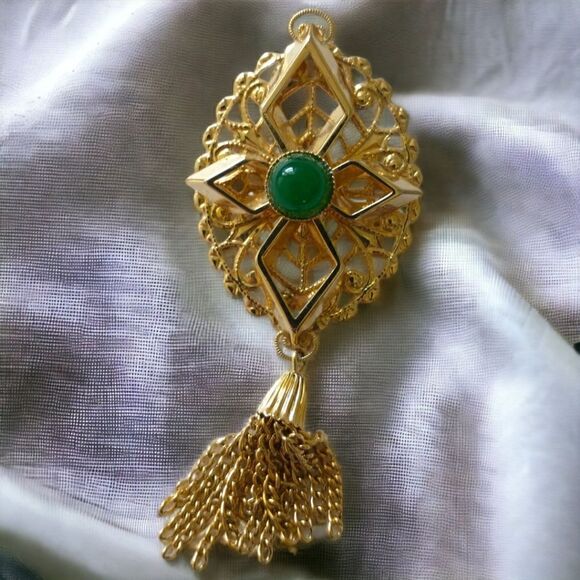 Sarah Coventry Peking Brooch Tassel Pin Filigree Gold Tone Green Glass Cabochon - Picture 16 of 16